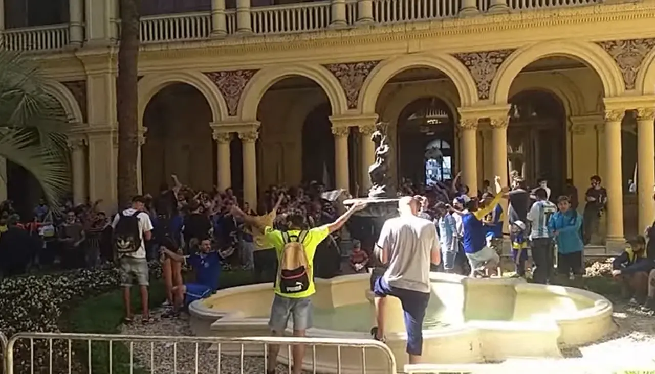 Descontrol: manifestantes irrumpieron en la Casa Rosada.
