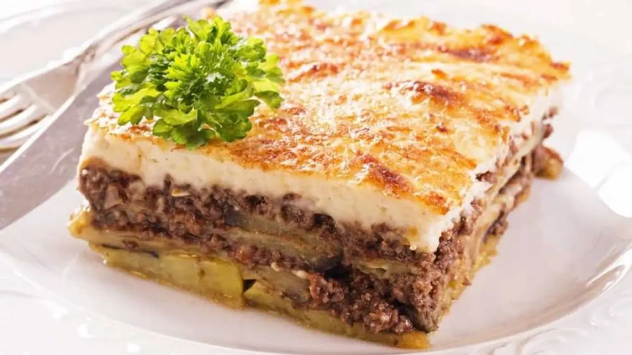 Así es la moussaka o lasagna griega