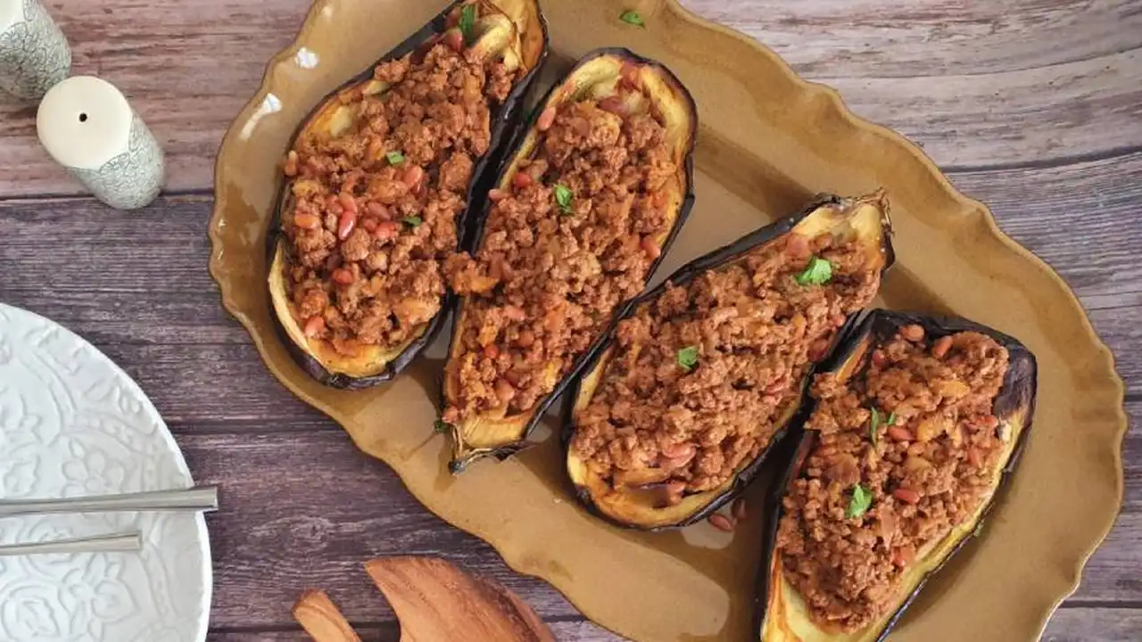 Las berenjenas rellenas se pueden hacer en versión vegetariana o vegana