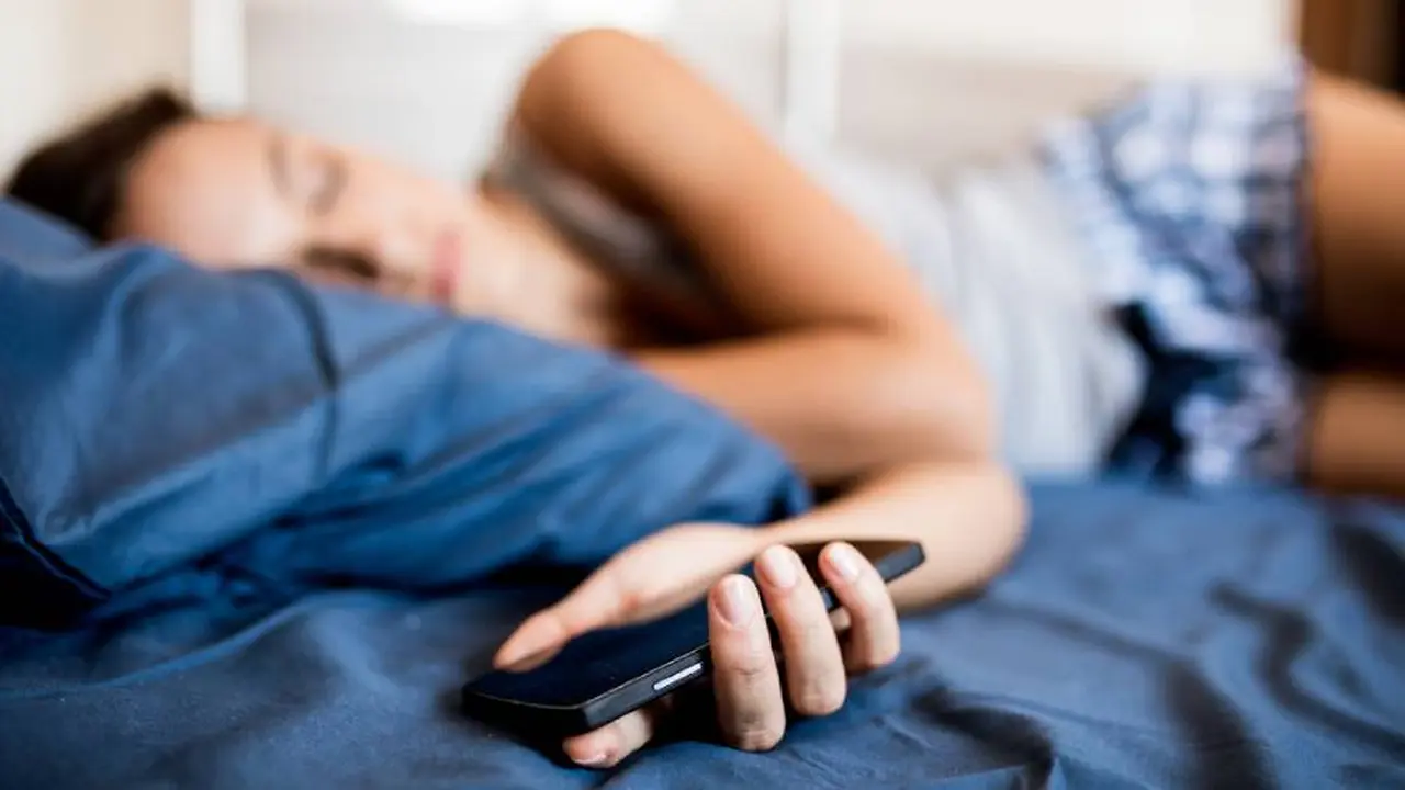 Usar el celular antes de dormir podría impactar en el sueño