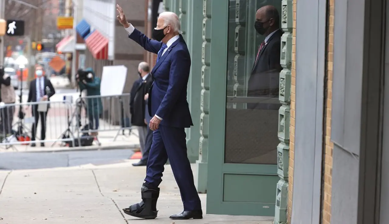 Biden se ha fracturado el tobillo jugando con su perro y tiene que llevar una 