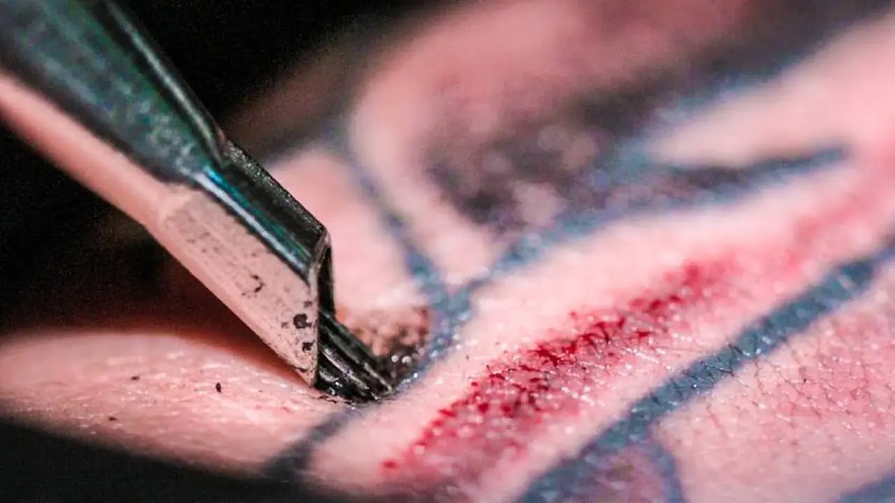Los tatuajes se hacen con agujas que inyectan la tinta debajo de la capa superficial de la piel