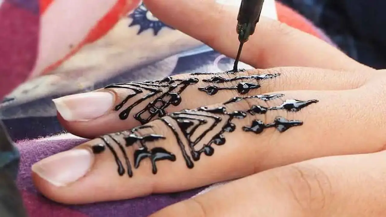 La henna es un material que se hace con pigmentos naturales y que permite hacer tatuajes temporales