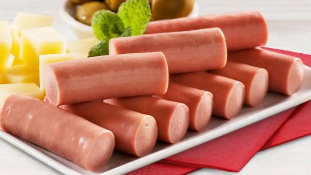 El consumo de salchichas podría desencadenar problemas de salud, sobre todo si se come en la cena