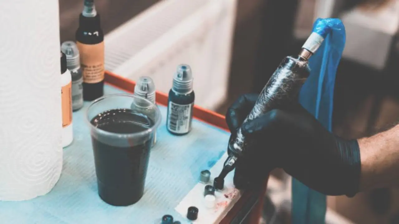 Las personas que realizan los tatuajes deben tomar los recaudos necesarios