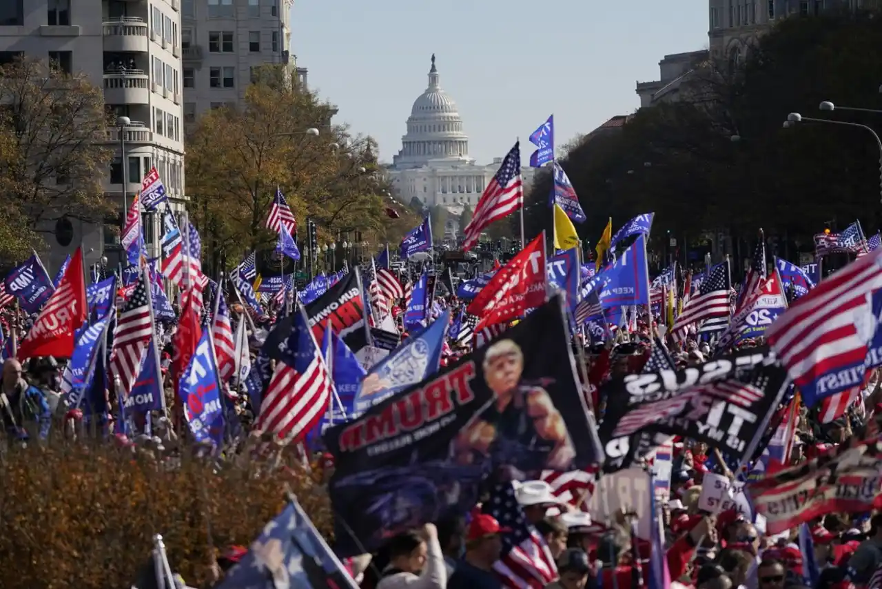 Manifestación multitudinaria de los simpatizantes de Trump en Washington D. C. pidiendo que se esclarezca el fraude en las elecciones