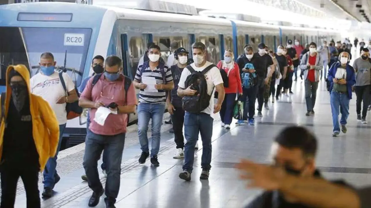 Los especialistas recomiendan evitar el transporte público para trasladarse por las fiestas
