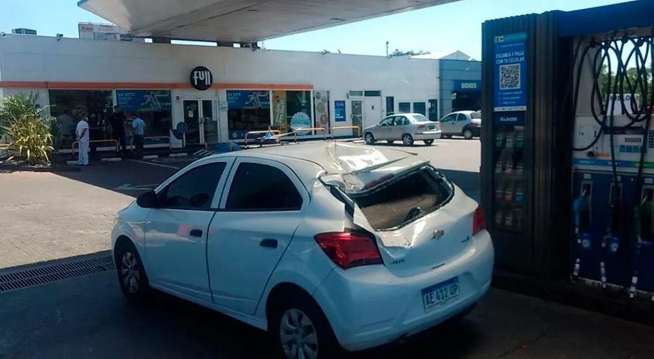 Se salió la rueda de auxilio de un camión y mató a una mujer en una estación de servicio
