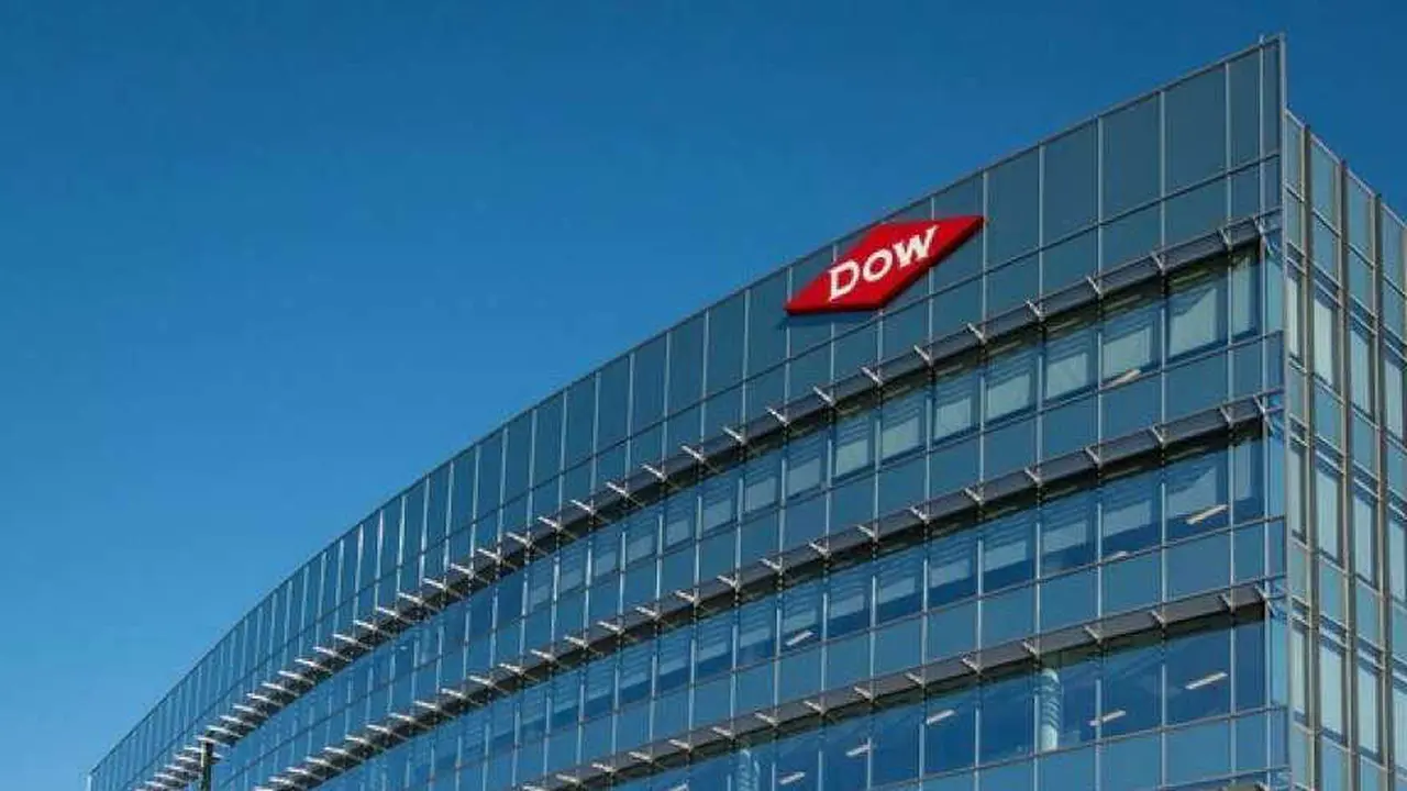 La industria química mundial Dow también les permite a los inversores locales apostar en pesos en este papel.