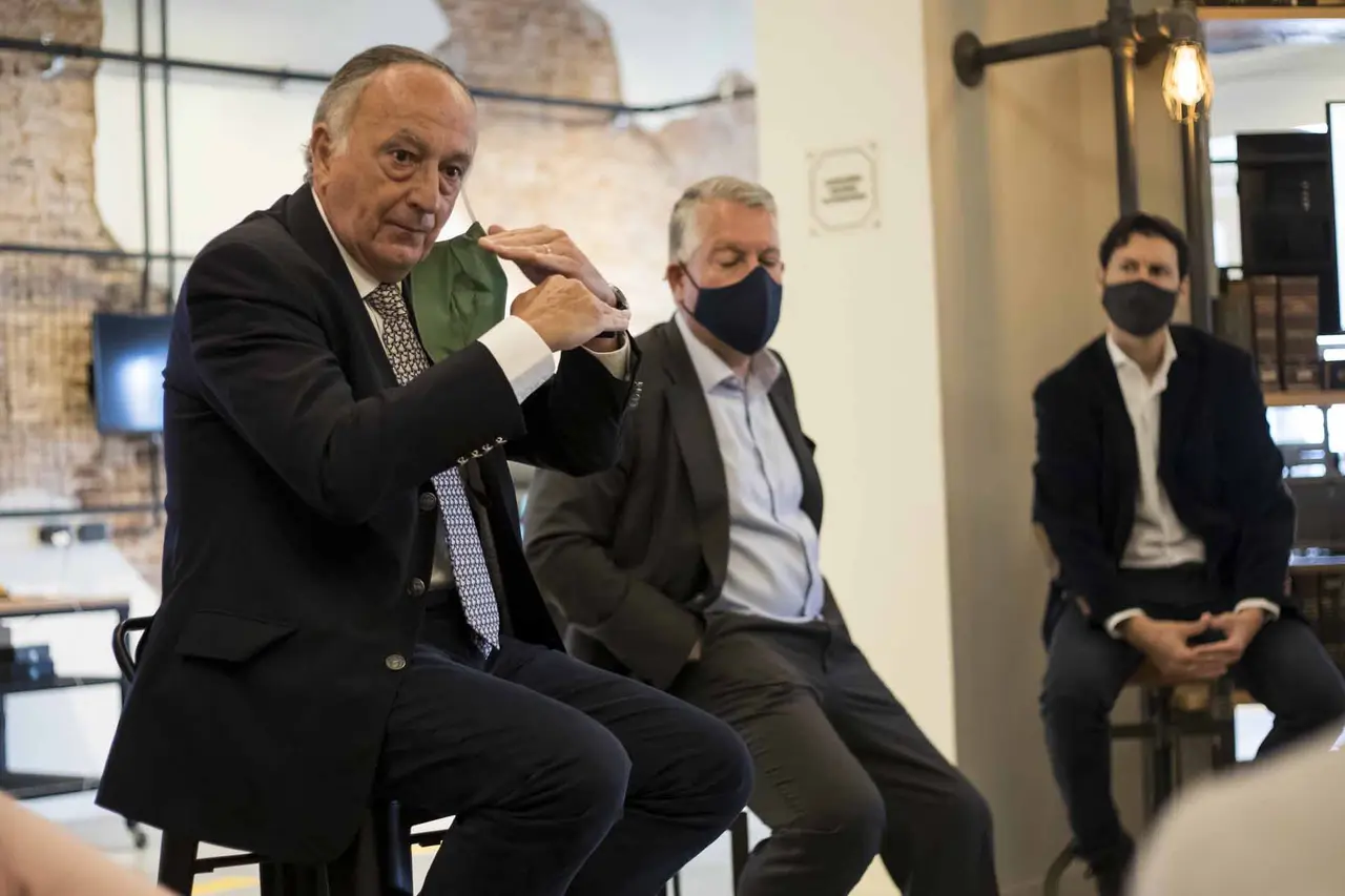 Miguel Acevedo, presidente de la UIA, y Sergio Kaufman, CEO de Accenture, durante la presentación del Centro X