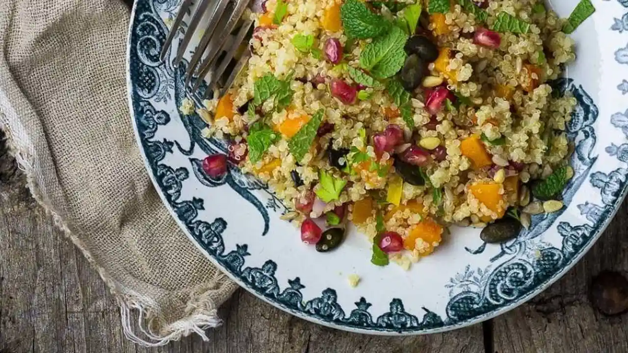 La quinoa se puede comer en ensaladas, ya sean frías o tibias