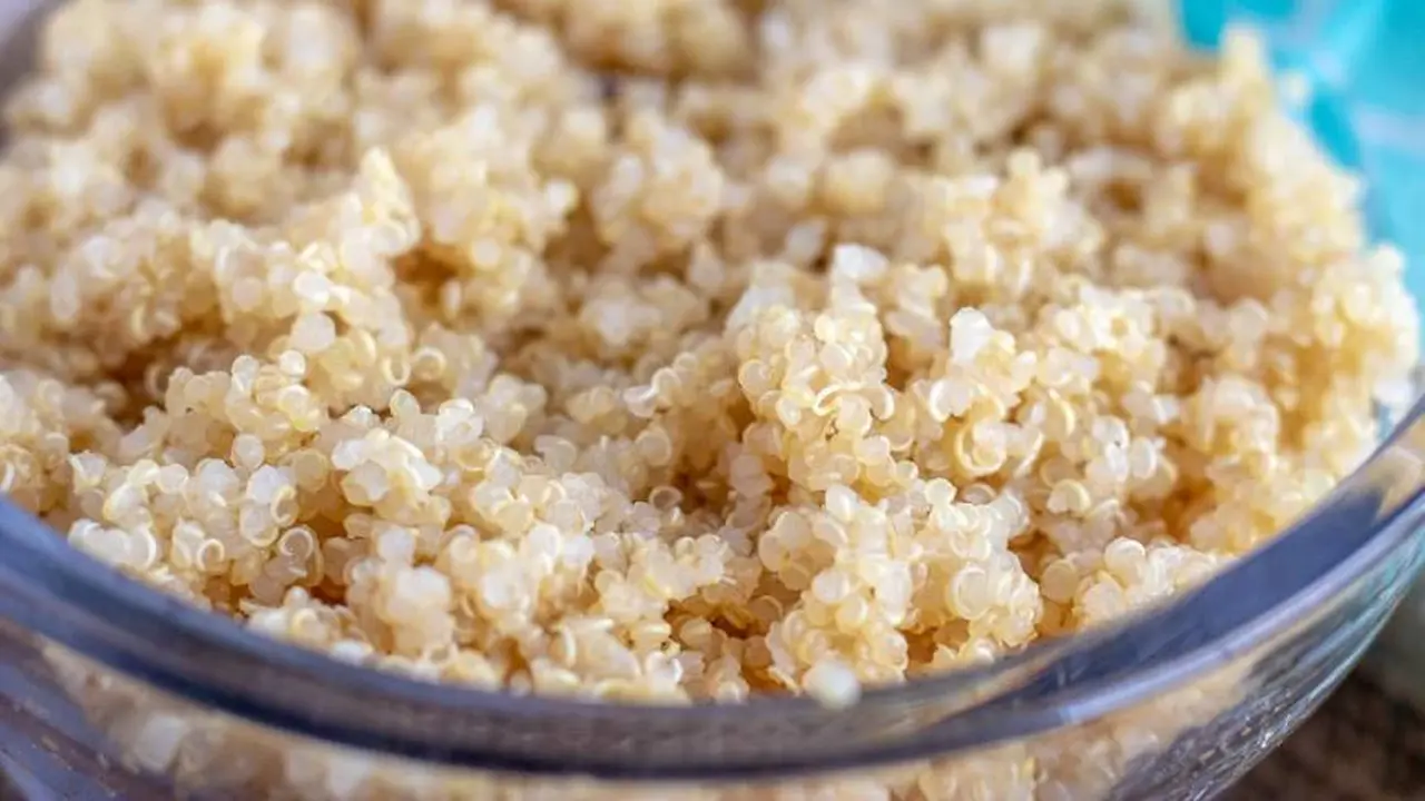 La quinoa se debe enjuagar antes de cocinarla