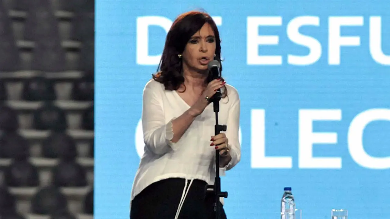Cristina Kirchner cuestionó durante un acto el funcionamiento del gabinete de Fernández