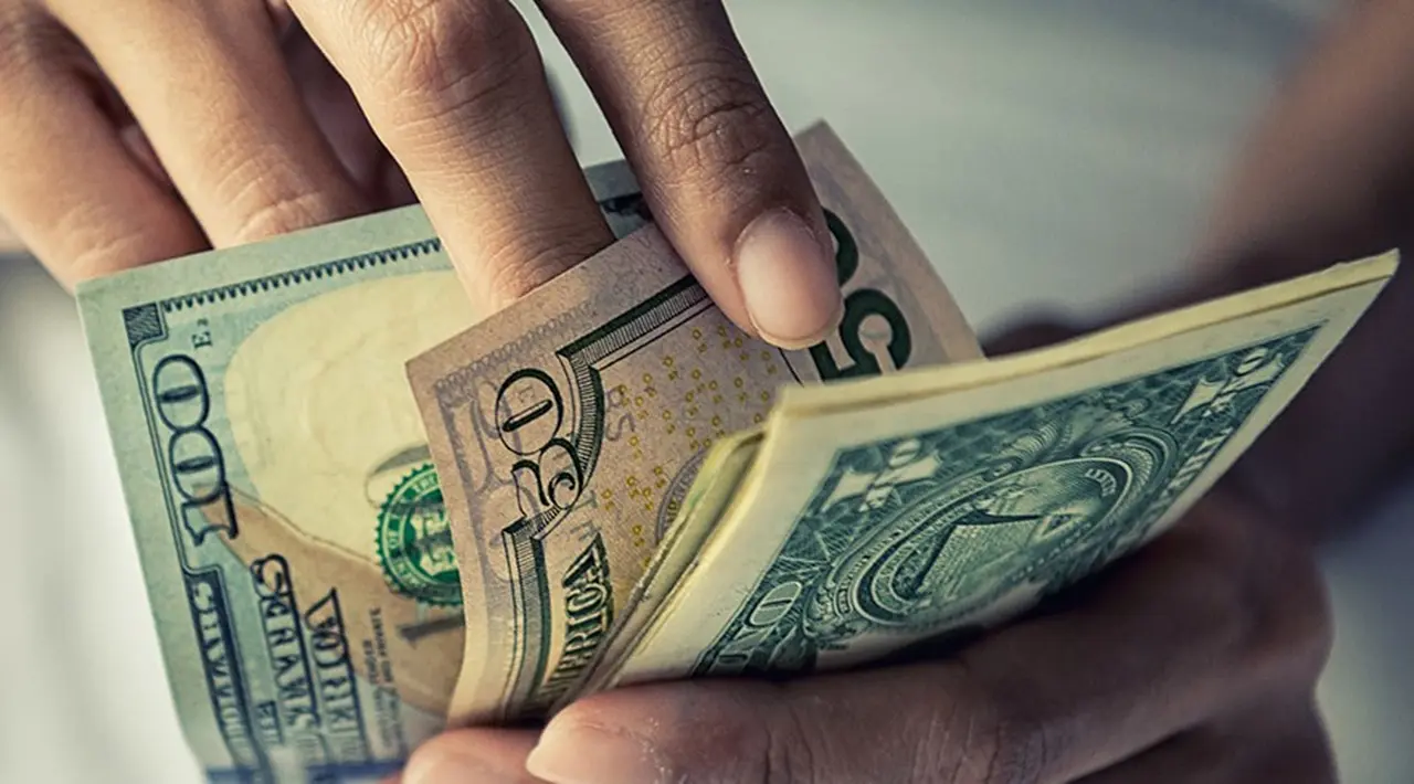 La AFIP comienza el operativo para devolver el 35% de compras en dólares.