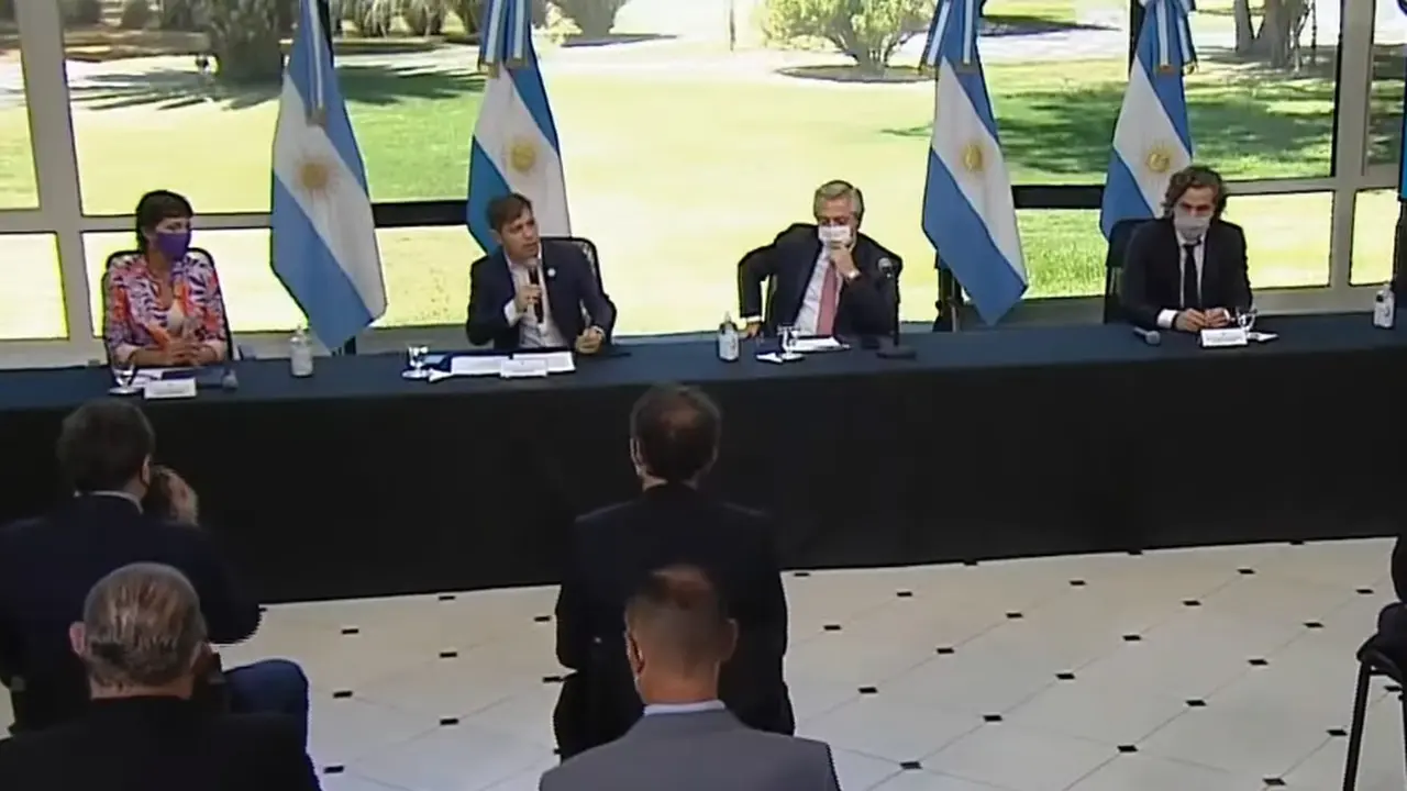Fernández estuvo acompañado por el gobernador de la Provincia y la intendenta de Quilmes.
