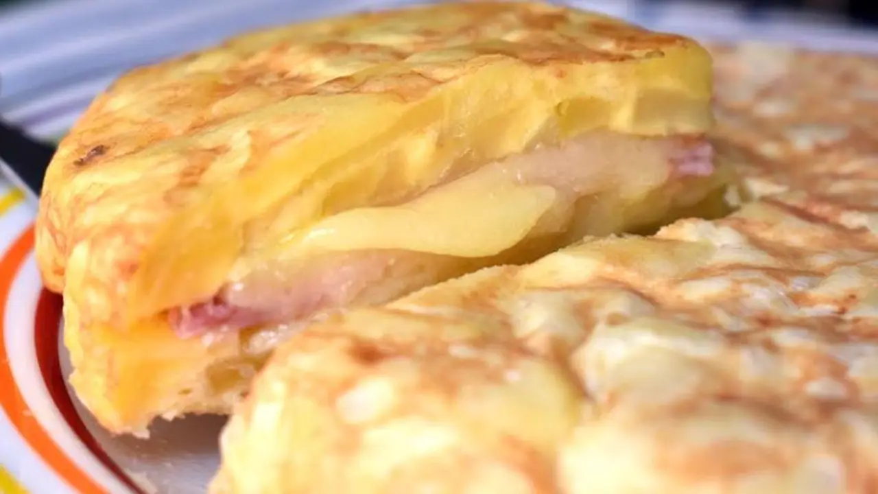 La tortilla de papas se puede rellenar con jamón y queso, pero también con otros ingredientes