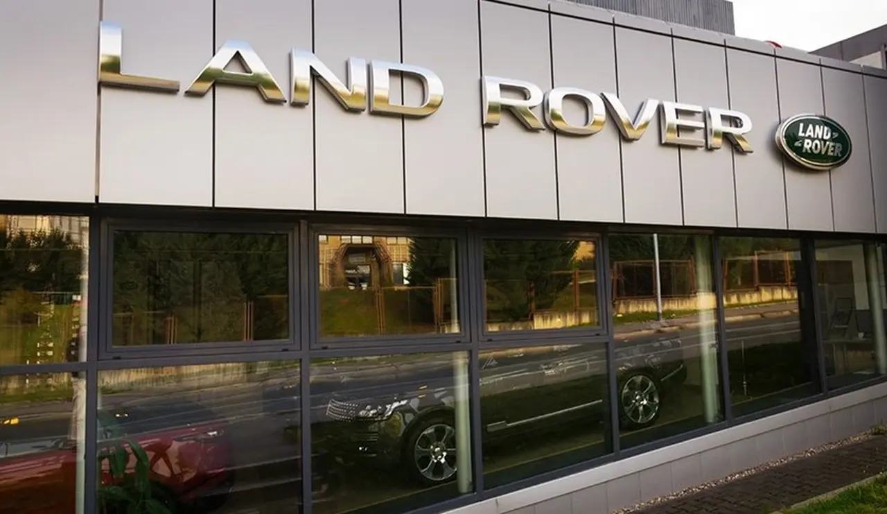 Empleado no trabajó 800 días y Land Rover lo despidió, pero no terminó ahí: este fue el insólito final del caso