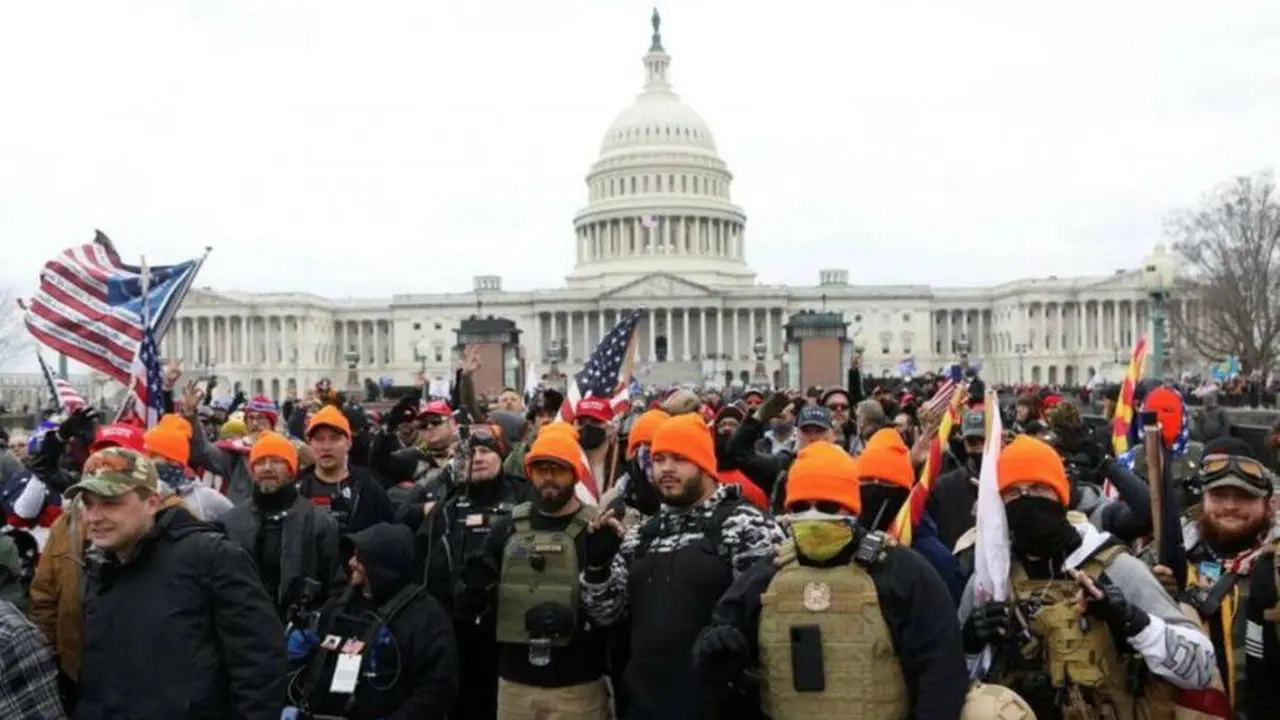La turba ultraderechista que atacó al Capitolio criticó el rol de Pence.