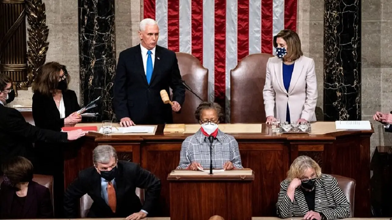 El vicepresidente Pence (de pie, sin barbijo) encabezó la sesión legislativa que confirmó el triunfo de Biden.
