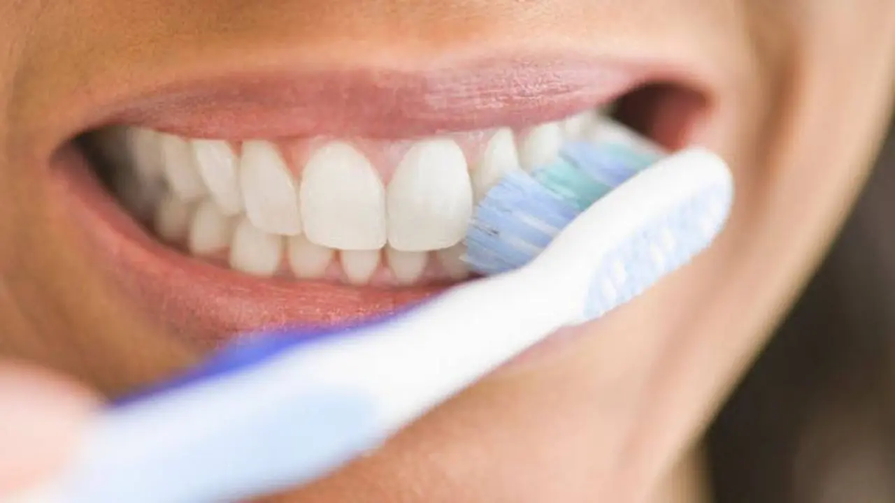 La higiene bucal es esencial para mantener la boca y los dientes saludables