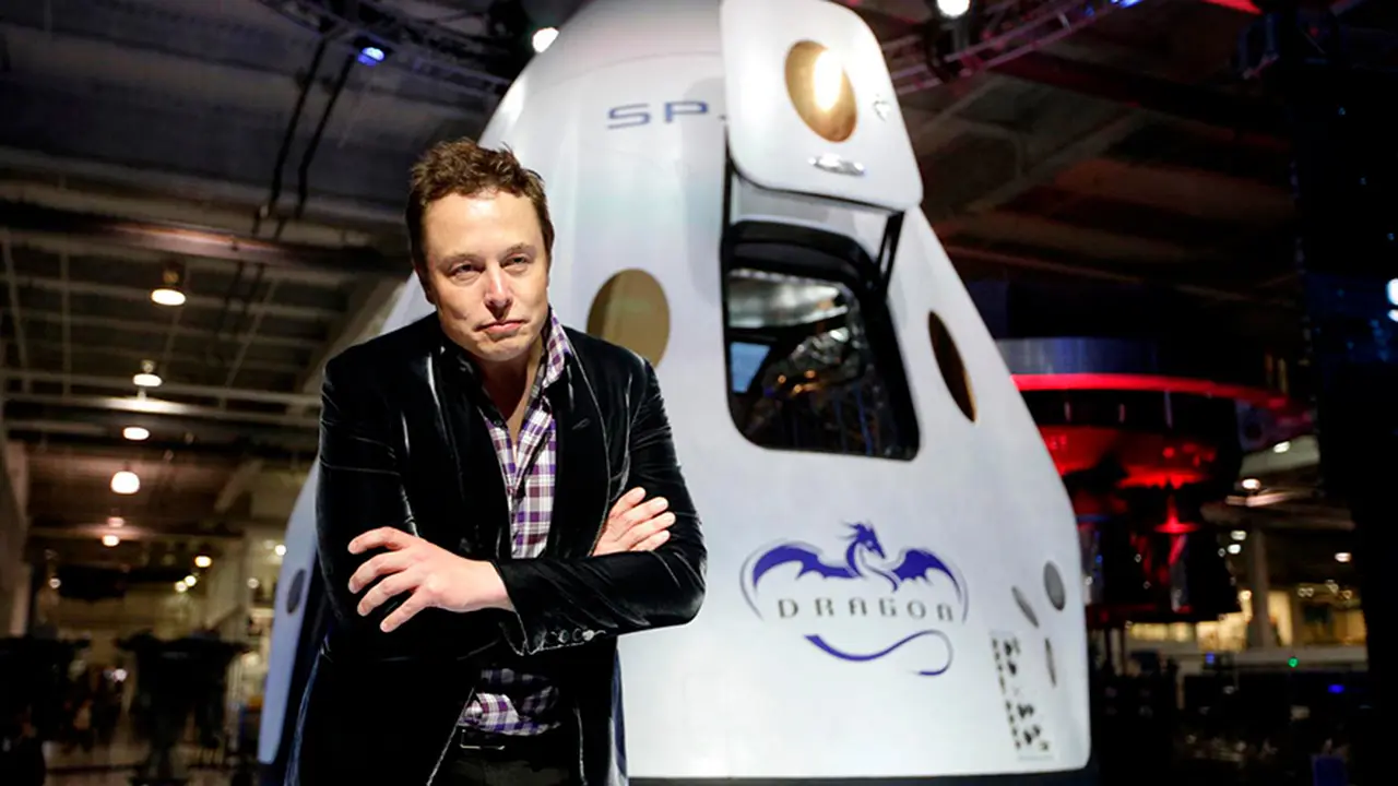 El millonario Elon Musk junto a una cabina de SpaceX.