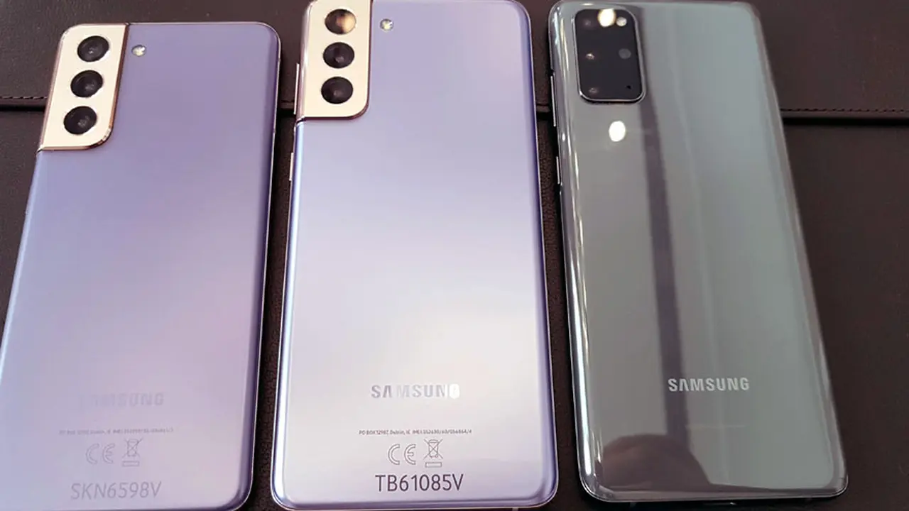 De izquierda a derecha: Samsung Galaxy S21, S21+ y S20+.