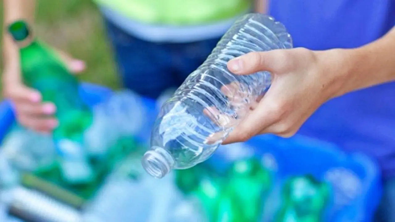 Las botellas de plástico, entre otros materiales, se pueden llevar a los puntos de reciclado