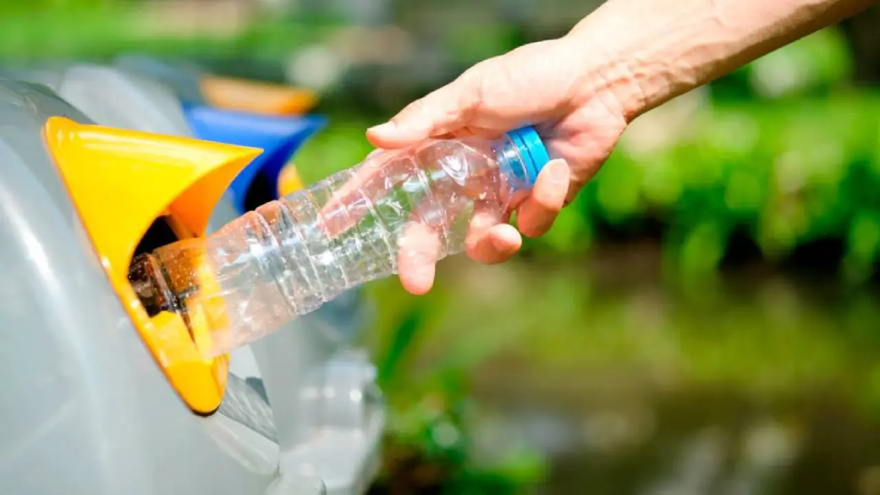 Las botellas de plástico suelen ser de este tipo de material