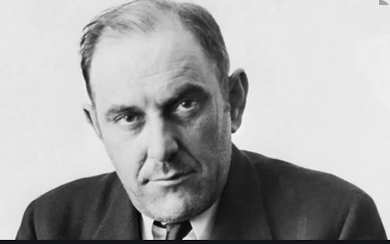 La increíble historia del estafador que engañó a Al Capone, vendió la Torre Eiffel y fue preso por celos
