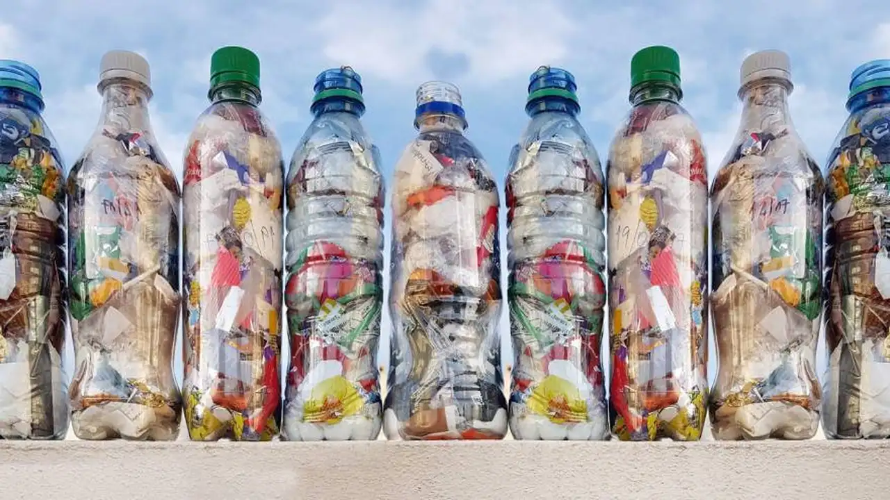 Así se llenan las botellas de plástico para hacer botellas de amor