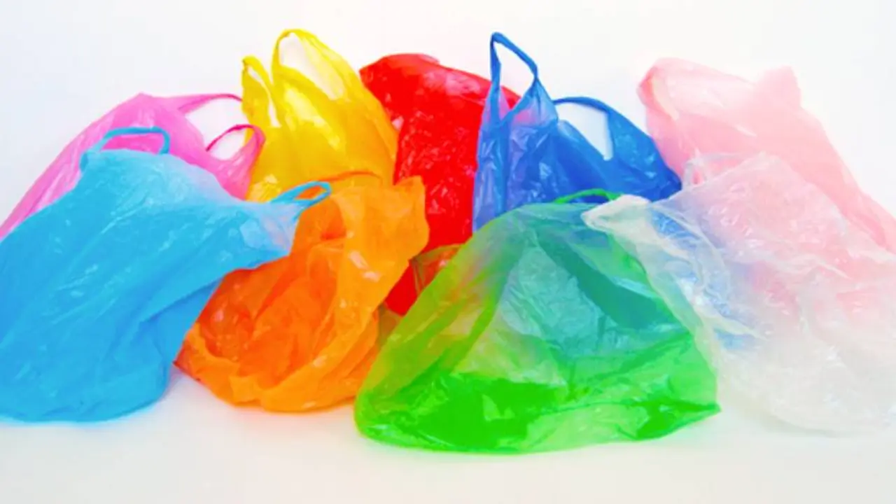 Las bolsas son uno de los tipos de plástico que se pueden colocar dentro de las botellas de plástico