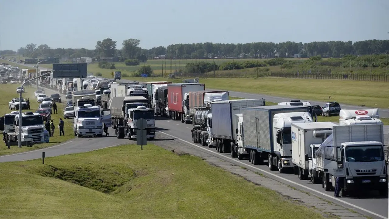 La falta de gasoil y el sobreprecio ahoga a los camioneros