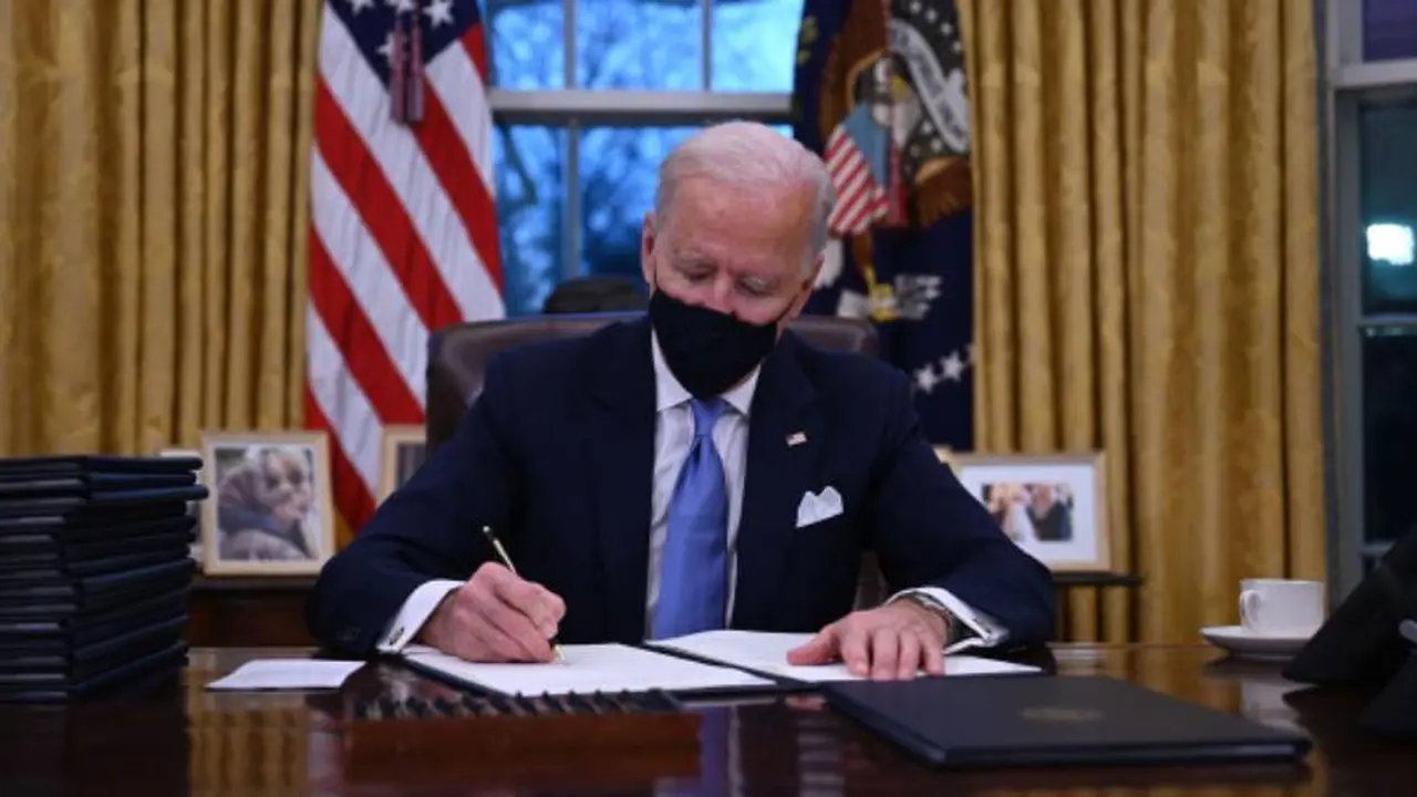 Biden impulsa la reactivación económica mientras avanza rápidamente la vacunación.