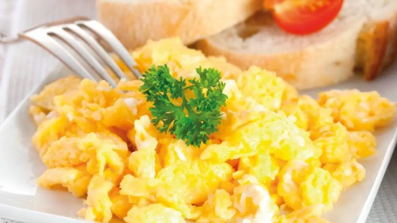 Qué comidas son saludables: los huevos revueltos se encuentran dentro de esta lista