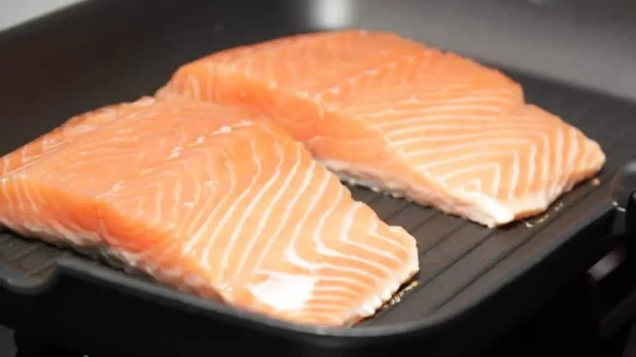 El salmón es una gran fuente de vitamina D, al igual que otros tipos de pescado