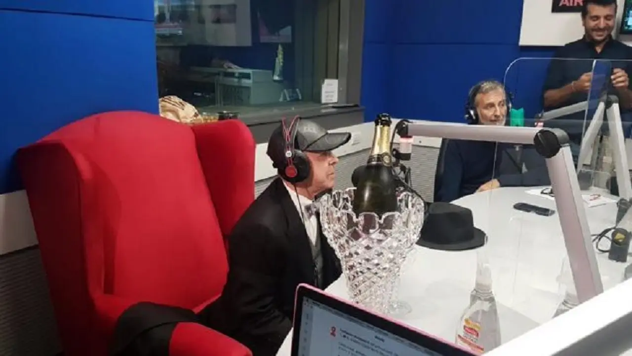 Fiel a su estilo extravagante, así fue el debut del ex juez Oyarbide como columnista de radio
