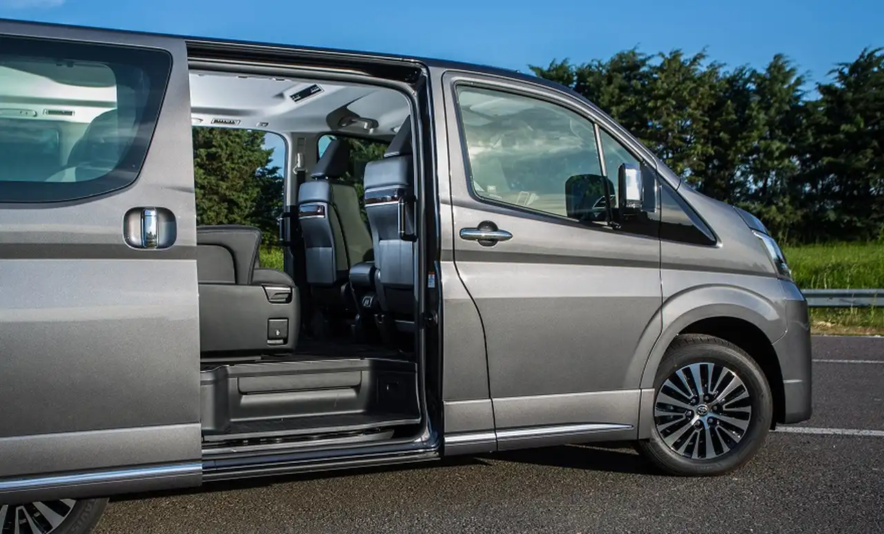 Toyota Hiace Wagon, para 10 pasajeros.