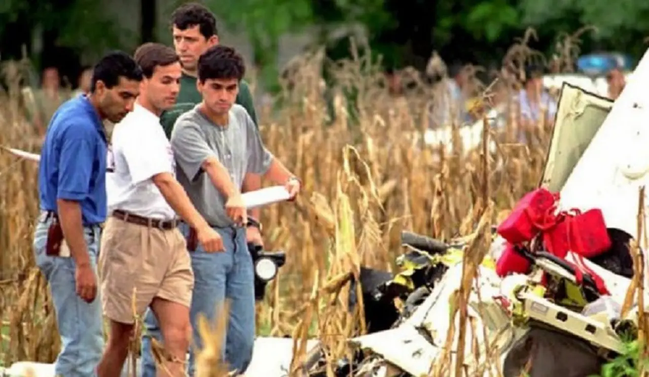 El miércoles 15 de marzo de 1995 a las 11.44  el helicóptero que manejaba Carlitos Menem (hijo) se estrelló en la ruta nacional 9