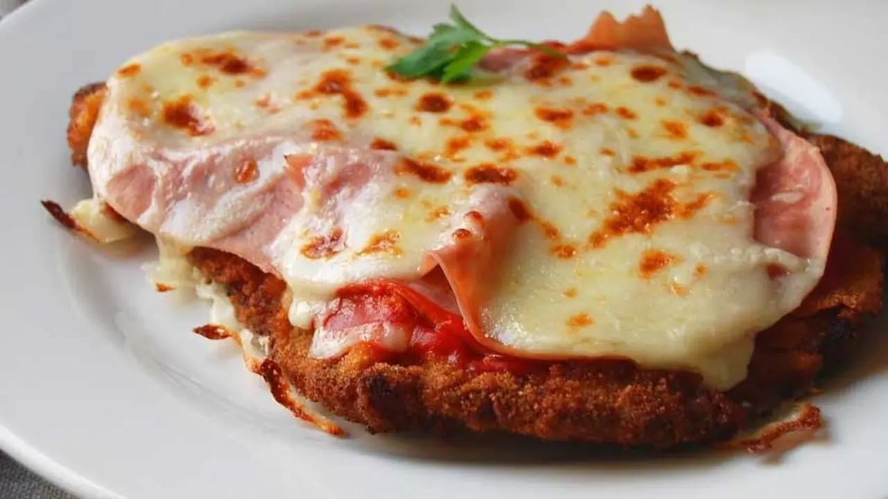 El misterio de la milanesa napolitana: ¿es una creación argentina o italiana?