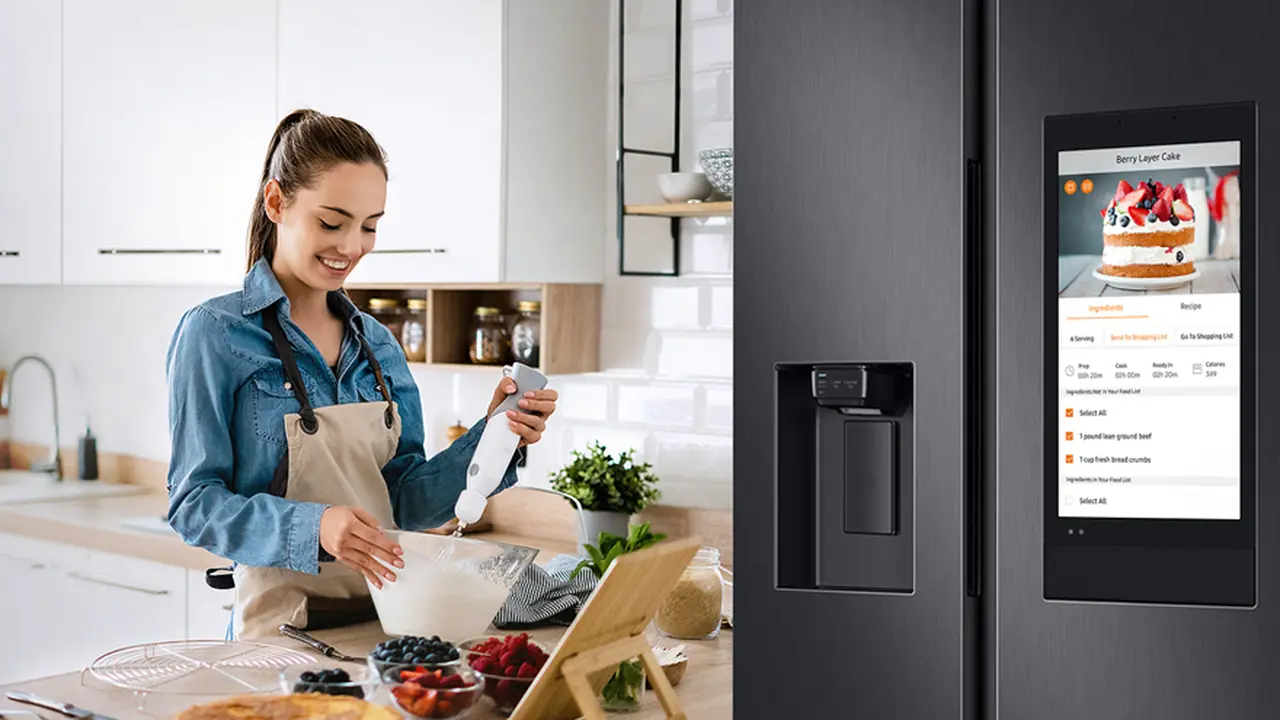 Algunos modelos de heladeras inteligentes tienen pantallas que muestran recetas de cocina.