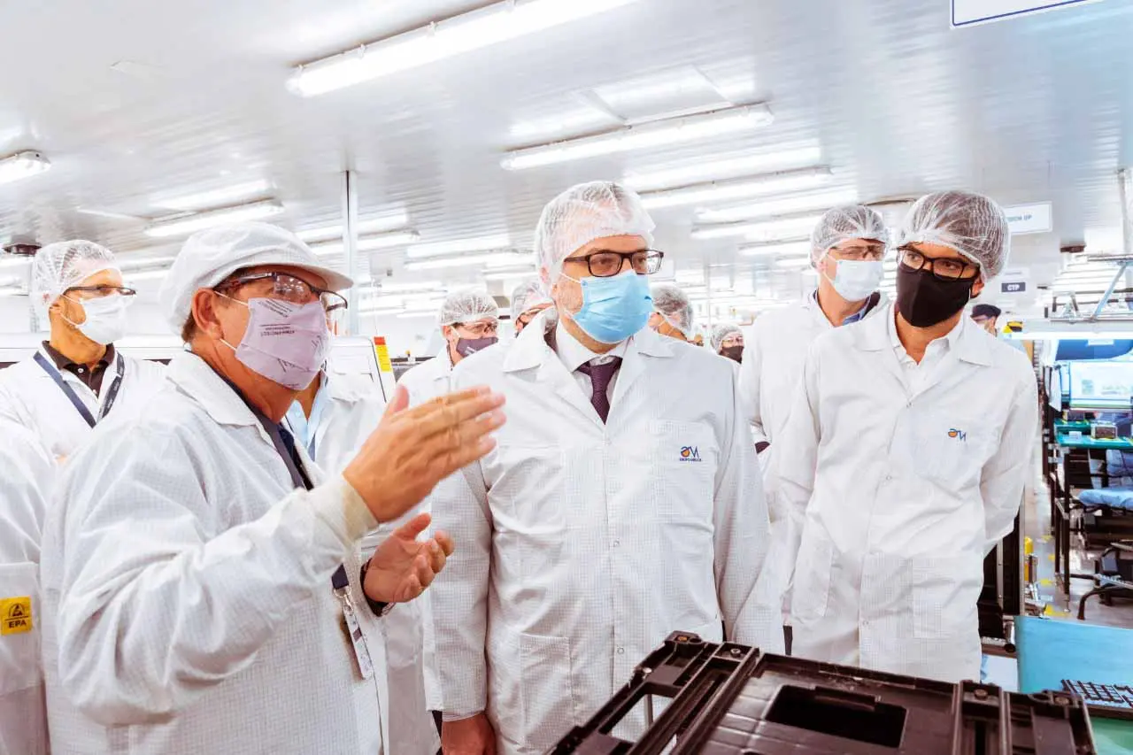 Los ingenieros de Mirgor explicaron en detalle las características de la producción que se realiza en las plantas del sur