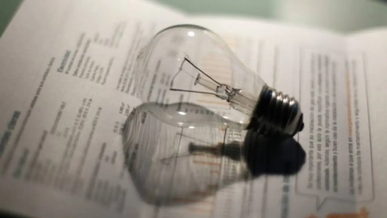 El gobierno promete que la luz no subirá más de 20% este año, lo que es incompatible con reducción de subsidios, según analistas