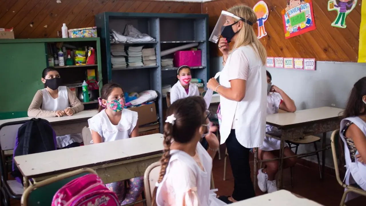 El gobierno porteño pide tener cuidado para que puedan continuar las clases.