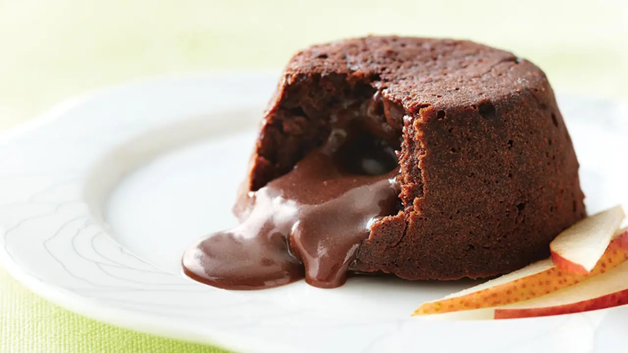 Los trucos clave para que el famoso y rico volcán de chocolate te salga perfecto