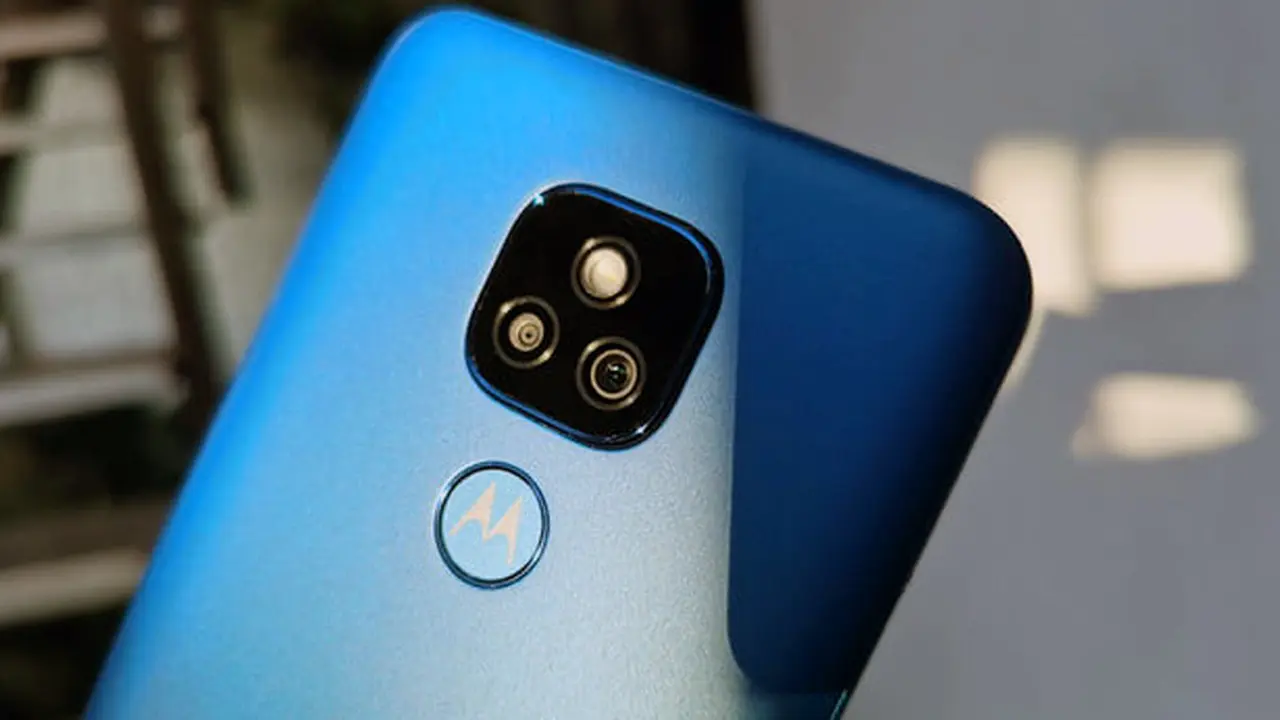Este celular de Motorola ofrece triple cámara trasera.