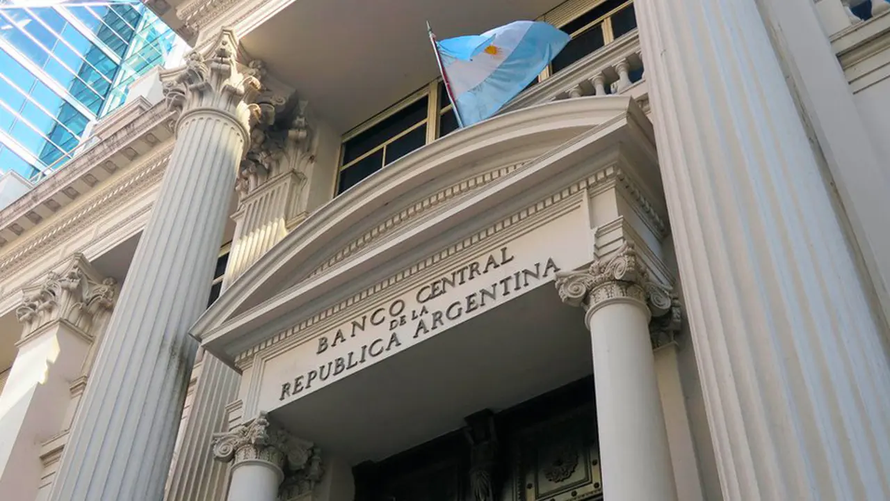Si Guzmán no consigue los pesos en el mercado local tendrá que pedirlos en el Banco Central