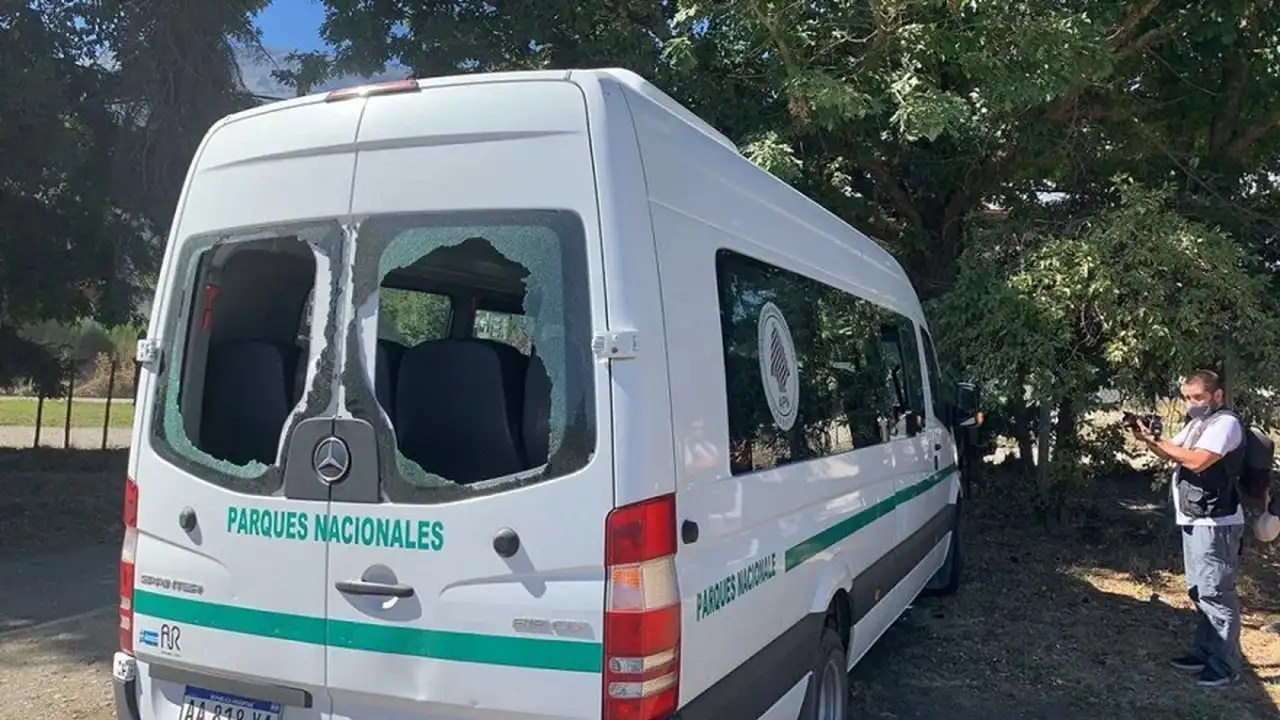 Así quedó la camioneta donde viajaba Alberto Fernández tras los disturbios en Lago Puelo
