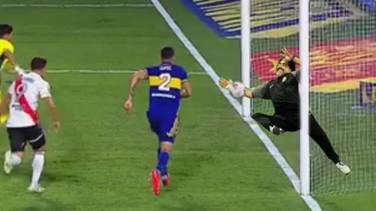 "La sacó Maradona", el inexplicable efecto de la pelota en el Superclásico desató una ola de memes