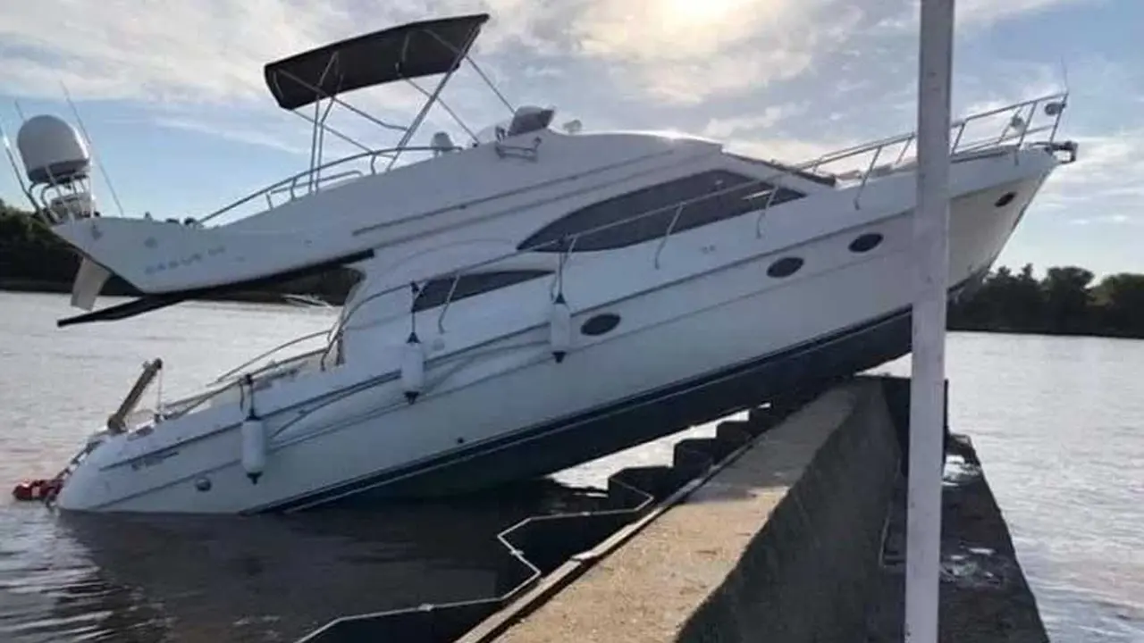"¡Se acaba de partir!": el video del dramático instante en el que se hunde un lujoso yate en el Río Luján