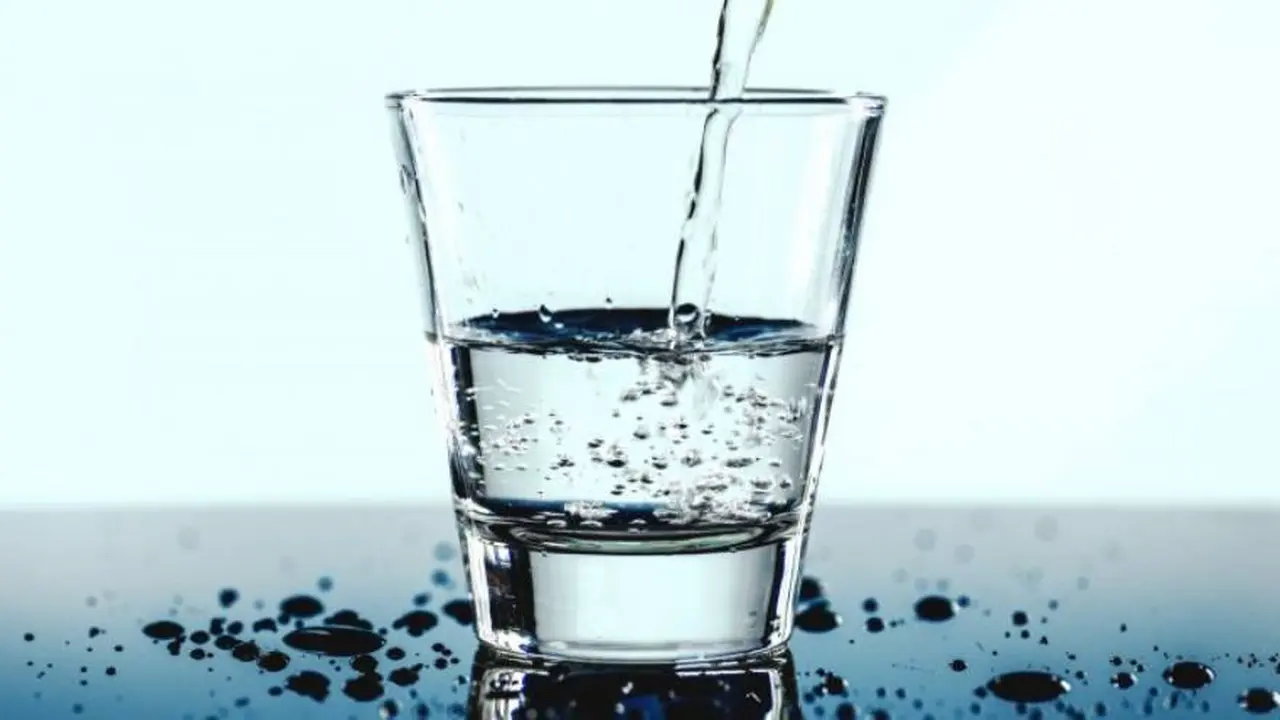 Tomar agua mantiene al cuerpo hidratado y saludable